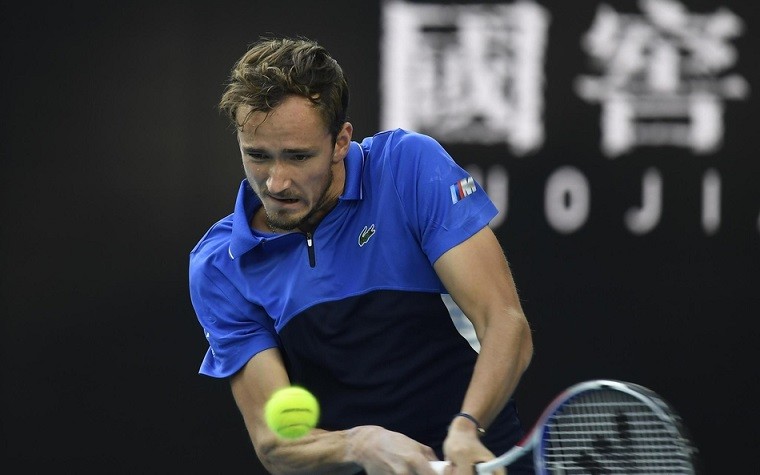  梅德韦杰夫直落三盘卫冕成功