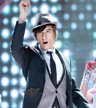  草根足球达人走红，平民英雄感动全网  