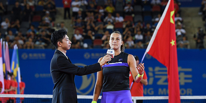  萨巴伦卡发球制胜，澳网捧杯改写格局