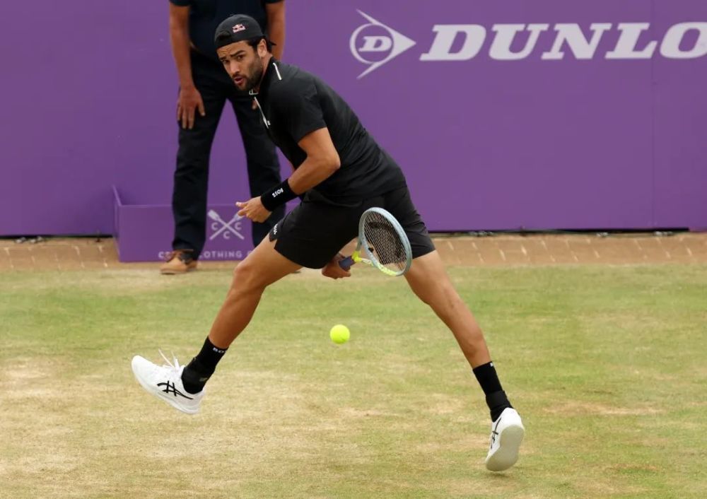  贝雷蒂尼发球重炮，女王杯草地赛轰出25记ACE