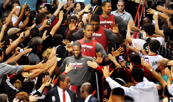  篮球装备市场火爆，球迷消费热情高涨