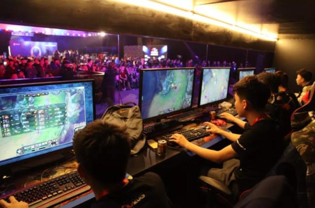  电竞解说激情澎湃点燃赛场氛围